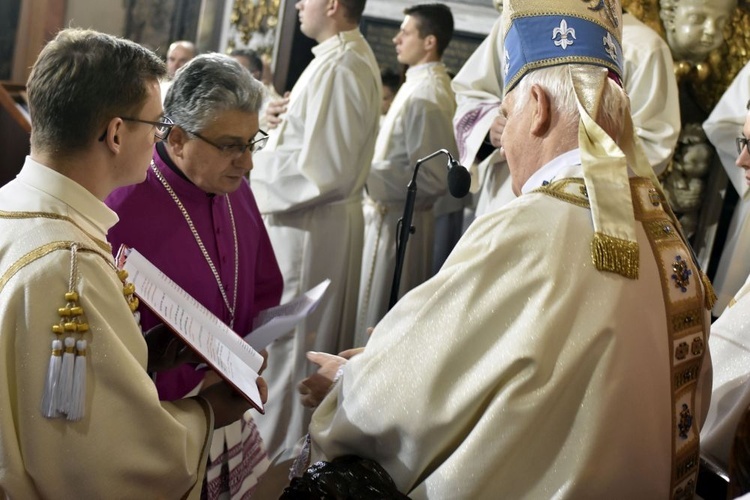 Nałożenie strojów kanonickich dwóm kapłanom diecezji