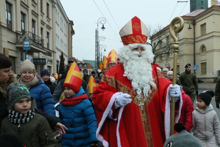 Za świętym Mikołajem szli mali i duzi.