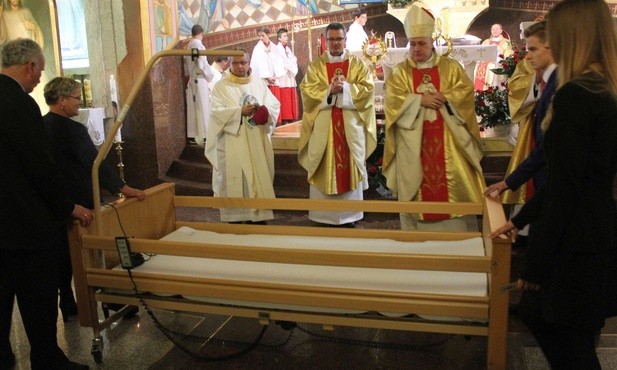 Jedno z 50 łóżek rehabilitacyjnych z parafialnej wypożyczalni podarowali bierzmowani podczas peregrynacji obrazu Jezusa Miłosiernego