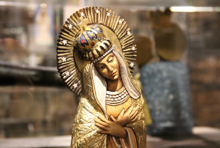 W kolekcji Elżbiety Zajdel znajduje się ponad pół tysiąca maryjnych rzeźb