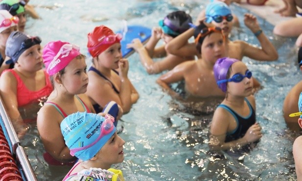 Dzieci pod okiem trenerów przez cały rok doskonaliły umiejętniści pływackie