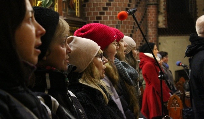 Uczestnicy warsztatów podczas Mszy św. w kościekle św. Mikołaja w Nowej Rudzie. Wspólnie wykonywali pierwsze utwory przećwiczone pod okiem dyrygentów 