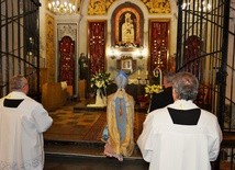 Bp Roman modli się w kaplicy Matki Bożej Przasnyskiej