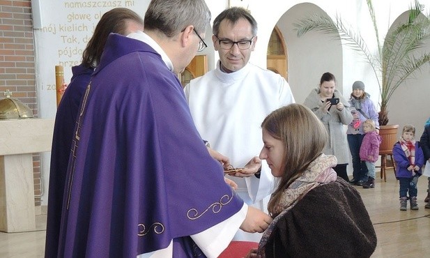 Wolonatruszki otrzymały na drogę krzyżyki, różańce i obrazki błogosławionych Męczenników z Peru