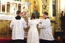 ▲	Każda z kandydatek podchodziła do biskupa i składała ślub czystości. Następnie otrzymały one obrączki oraz księgi liturgii godzin.