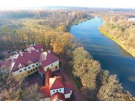 Ośrodek Emaus leży tuż nad Pilicą, godzinę drogi od Warszawy. 