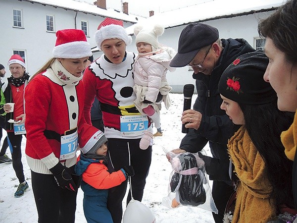 ◄	Rodzina Glanowskich z Białej – mama Kamila, tata Adrian, syn Sebastian i córeczka Hania – z ks. Józefem Walusiakiem, współinicjatorem „Nadziei”.