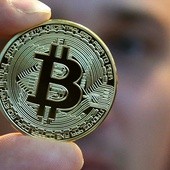 Bitcoin to waluta wirtualna. Takie monety z graficznym znakiem Bitcoina mają charakter gadżetów pamiątkowych.