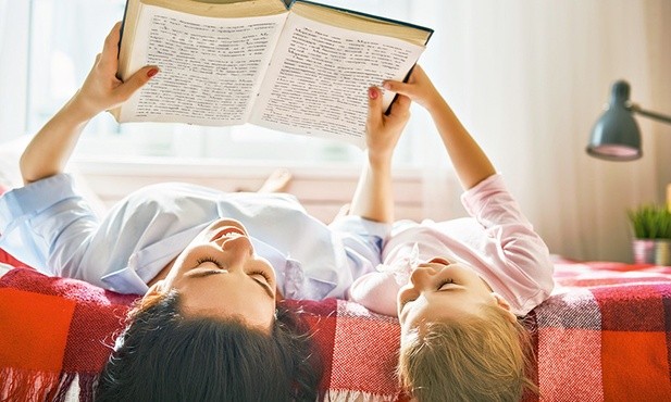 Wspólne czytanie to świetny sposób na budowanie więzi rodzica  z dzieckiem.