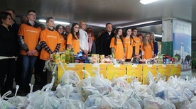 Para prezydencka z wolontariuszami świątecznej akcji Banku Żywności