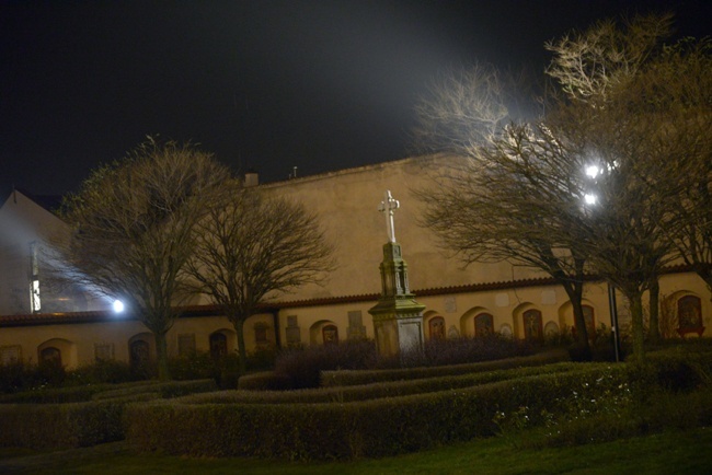 Nocne oświetlenie klasztoru w Radomiu