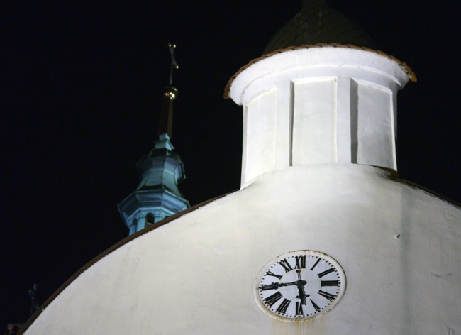 Nocne oświetlenie klasztoru w Radomiu