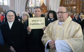 Przedstawiciele dekanatu żarnowskiego odbierają różaniec i świecę na Jerycho Różańcowe