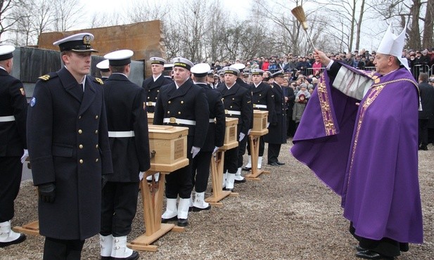 Bp Józef Guzdek dokonał poświęcenia trumien  