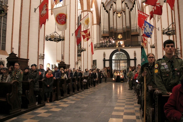 Betlejemskie Światło Pokoju w katedrze