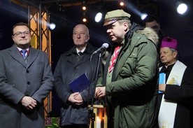 Radosławowi Witkowskiemu (z lewej) Betlejemskie Światło Pokoju przekazał hm. Bartosz Bednarczyk.