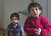 Dzieci z wioski k. Aleppo, sieroty po matce, która zginęła w bombardowaniu, żyją w Jordanii dzięki pomocy Caritas. Szacuje się, że ponad  13 mln ludzi, w tym prawie 6 mln dzieci, potrzebuje pomocy humanitarnej.