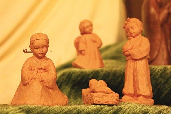Jedną z prezentowanych na wystawie szopek zdobią drewniane figurki. 