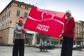 ▲	Tegoroczny Finał Szlachetnej Paczki w Ząbkowicach Śląskich rozpoczął uroczysty pochód po rynku. Szczudlarze to dwoje wolontariuszy.