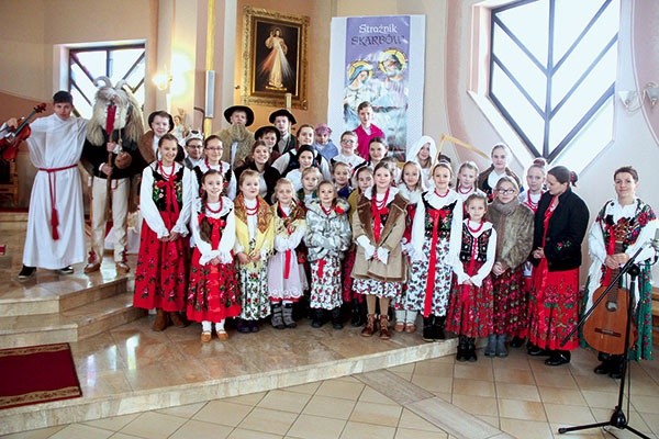 ▲	Próby „Szopki pienińskiej” w Grywałdzie, którą parafianie zobaczą w Boże Narodzenie.