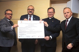▲	Uroczysty akt gwarantujący przekazanie pieniędzy podpisali przedstawiciele samorządów wojewódzkiego i miejskiego oraz parafii.