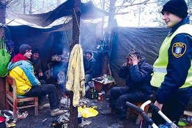 – Zimno jeszcze nie jest. Można w nocy spać bez kurtki. Najważniejsze, że jest co jeść – mówili bezdomni.