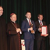 ▲	Nagrodzeni Złotymi Kulami z bp. Henrykiem Tomasikiem, ks. Robertem Kowalskim, dyrektorem Caritas Diecezji Radomskiej, i wicedyrektorem ks. Damianem Drabikowskim.