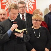 ks. Mateusz Pawlica odczytał słowa Ewangelii opowiadającej o narodzinach Jezusa