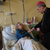 Wigilijna wizyta biskupa w szpitalu 