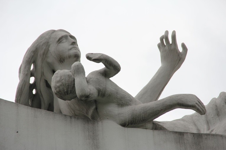 Ofiary tej rzezi upamiętnia pomnik w Ochotnicy Dolnej, przedstawiający 20-letnią Marię Kawalec, która tuli do piersi swoje dziecko