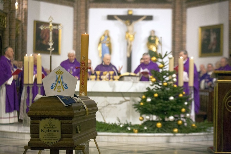 Powiedzcie, że odszedł święty. Pogrzeb bp. Stanisława Kędziory