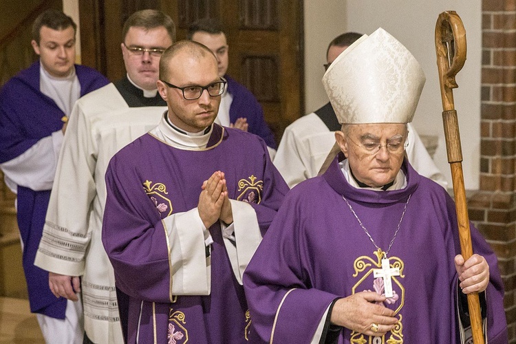 Powiedzcie, że odszedł święty. Pogrzeb bp. Stanisława Kędziory