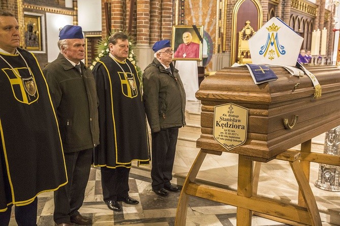 Powiedzcie, że odszedł święty. Pogrzeb bp. Stanisława Kędziory