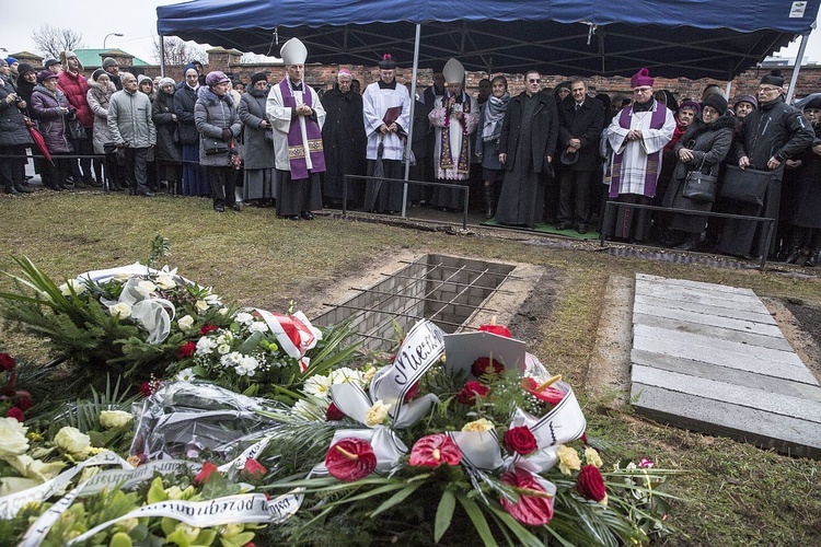 Bp Stanisław spoczął na Cmentarzu Bródzieńskim