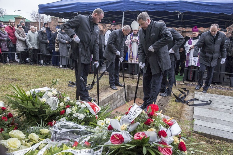 Bp Stanisław spoczął na Cmentarzu Bródzieńskim