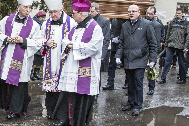 Bp Stanisław spoczął na Cmentarzu Bródzieńskim