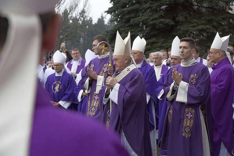 Dopełniał cierpień Chrystusa. Msza św. pogrzebowa