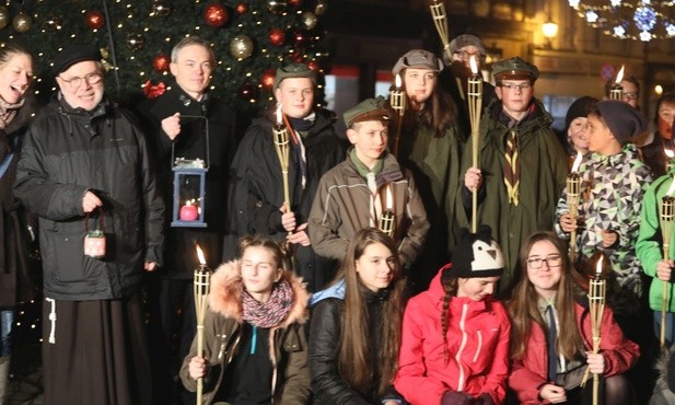 Pamiątkowa fotografia pod choinką na Rynku