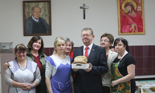 W bielskiej Kuchni o talerz gorącego posiłku i chleb dla każdego głodnego dba grupka wytrwałych nasladowców św. Brata Alberta