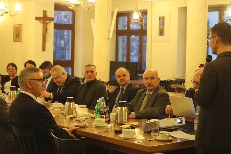 Spotkanie poprowadził diecezjalny duszpasterz parlamentarzystów i samorządowców - ks. dr Marek Studenski, wikariusz generalny