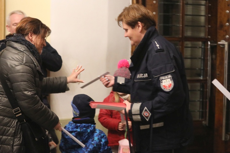 Akcja "Noś odblaski. Bądź widoczny na drodze" w kościele w Zabrzegu