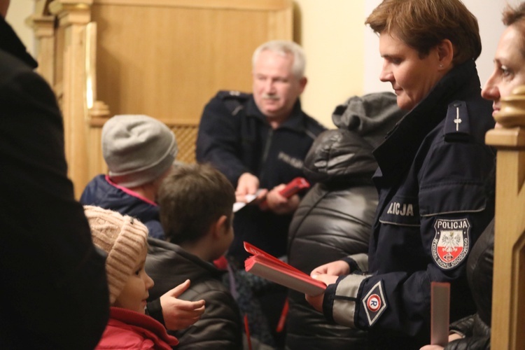 Akcja "Noś odblaski. Bądź widoczny na drodze" w kościele w Zabrzegu