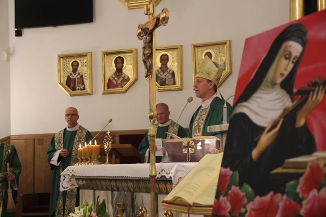 Październik. Wprowadzenie relikwii św. Rity do kościoła pw. św. Jadwigi w Radomiu