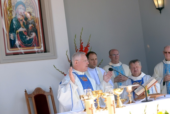 Sierpień. 40. rocznica koronacji obrazu MB Pocieszenia w Błotnicy