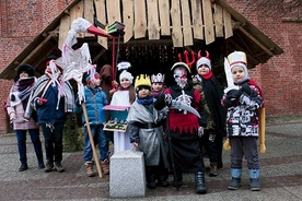 ▲	Kolędnicy to uczniowie klas I–III szkoły podstawowej prowadzonej metodą Montessori w Elblągu.