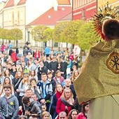 Modlitwa archidiecezjan przed Najświętszym Sakramentem na Ostrowie Tumskim w Niedzielę Palmową.