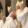 ▲	Moment nałożenia rąk na biskupów pomocniczych. 