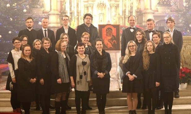 Chorzyści po nabożeństwie, przy ikonie Matki Bożej