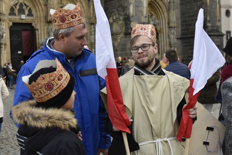 Wolontariusze rozdawali przybyłym biało-czerwone flagi.