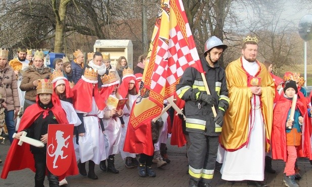 Rodziny z królewskim hołdem w Zabrzegu